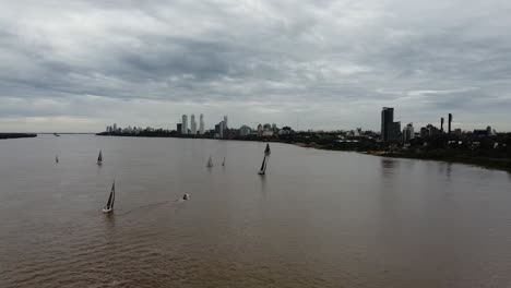 Regatta-Im-Fluss-Mit-Der-Küste-Der-Stadt-Rosario-Im-Hintergrund