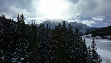 Drohnen-Luftbild-Zeigt-Den-Gefrorenen-Misurina-See-In-Den-Dolomiten-Und-Das-Berühmte-Hotel-Mit-Schnee-Im-Winter