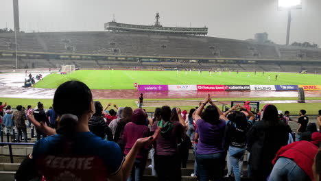 public-excited-the-soccer-victory-of-the-women's-league-in-the-university-city-stadium-in-a-video-during-a-very-strong-storm