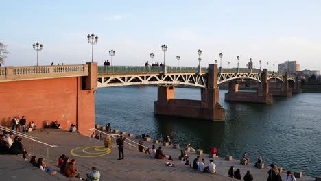 Genießen-Sie-Den-Sonnenuntergang-Am-Ufer-Des-Place-Saint-Pierre-Und-Der-Garonne