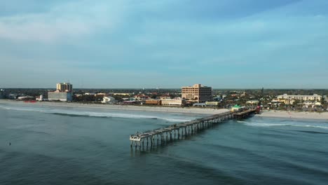 Aerial-View-Of-Jacksonville-Beach-Pier-And-Shoreline-In-Florida,-USA