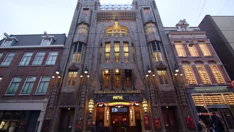 Front-view-of-Tuschinski-Pathé-movie-theater-in-Amsterdam,-Holland,-Evening-4K