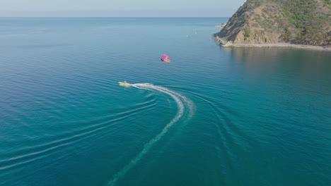 Volando-Con-Un-Aventurero-En-Parasailing-En-El-Océano-Pacífico-Azul-Cristalino-Frente-A-La-Isla-Catalina