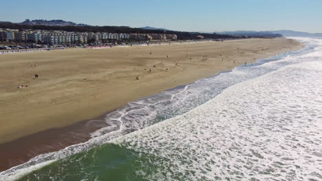 Waves-crashing-along-a-beautiful-stretch-of-beach-on-the-coast-of-San-Francisco,-California