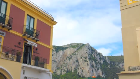 Panning-across-medieval-European-style-architecture-in-in-the-historic-city-center-of-Capri,-Italy