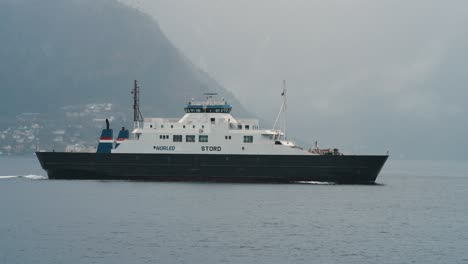 El-Ferry-Hella-Vangsness-Está-Cruzando-El-Fiordo-De-Hardanger.