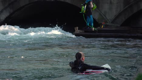 Der-Eisbach-Am-Eingang-Des-Englischen-Gartens-Zieht-Surfer-Und-Schaulustige-Aus-Aller-Welt-An