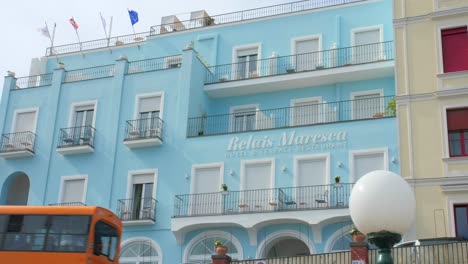Blaues-Gebäude-Des-Relais-Maresca-Hotels-Und-Terrassenrestaurant-Mit-Blick-Auf-Marina-Grande-Und-Die-Bucht-Von-Neapel-In-Capri,-Italien