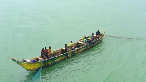 Luftaufnahme-Eines-Bootes-Oder-Kanus-Beim-Angeln-Im-Meer-Während-Des-Tages_4