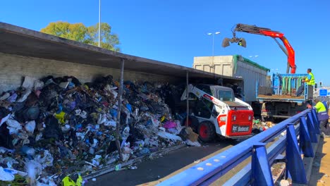 Gran-Accidente-De-Camión-De-Basura-En-Una-Carretera-Que-Está-Siendo-Limpiada-Por-Vehículos-De-Respuesta-De-Emergencia-Y-Tractores-De-Excavadoras-En-La-Carretera-Principal-En-Marbella-Malaga-España,-Accidente-De-Transporte-Peligroso,-Noticia