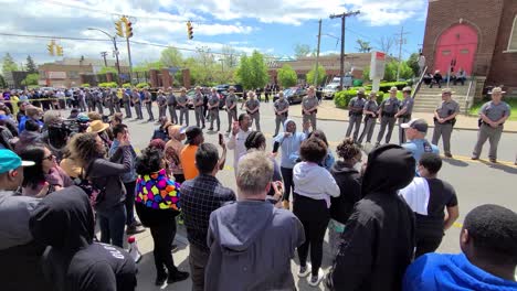 Multitud-Enojada-Parada-En-Una-Línea-De-Policías-Alineados-Después-De-Un-Tiroteo-Masivo-En-Las-Calles-De-Buffalo