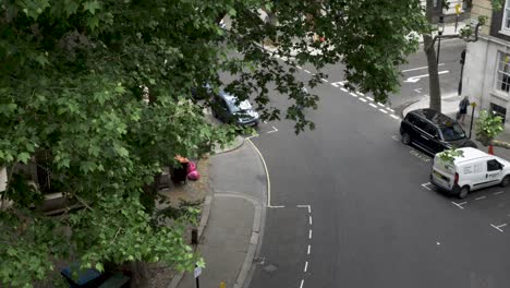 Con-Vistas-A-La-Rotonda-De-Smith-Square-A-Través-Del-Follaje-Verde-De-Los-árboles-Por-La-Mañana-En-Westminster