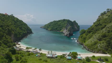 Playa-Tropical-Atuh-Con-Laguna-De-Agua-Azul,-Vista-De-Nusa-Batupadasan,-Bahía-Aislada