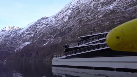 Visión-Del-Barco-Turístico-Eléctrico-De-Emisión-Cero-De-Los-Fiordos-Junto-A-Gudvangen-Noruega---Entrada-Lenta-Con-Bolardo-De-Amarre-En-Primer-Plano-Y-Fondo-Del-Paisaje-Del-Fiordo-De-Montaña