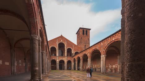 Zeitraffer-Des-Backsteingebäudes-Der-Kirche-Saint-Ambrogio-Mit-Glockentürmen,-Hof,-Bögen-An-Bewölktem-Tag,-Mailand,-Lombardei,-Italien