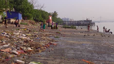 Das-Wasser-Des-Flusses-Ganga-Wird-Durch-Das-Abladen-Von-Müll-Im-Fluss-Verschmutzt