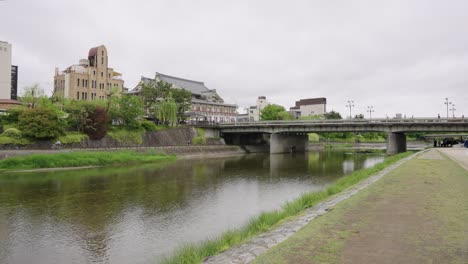 Orilla-Del-Río-Kamogawa-En-Kyoto-En-Un-Día-Nublado-De-Primavera-En-Japón-4k