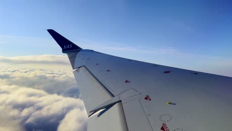 Sas-Bombardier-Kommerzieller-Jet-flugzeugflügel,-Der-Hoch-In-Den-Blauen-Himmel-Fliegt