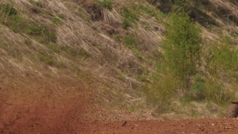 Competencia-De-Buggy-En-Una-Pista-De-Grava,-Luchando-Por-El-Primer-Lugar-Participando-En-La-Competencia