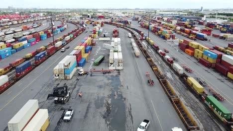 Luftbild-Nach-Vorne-über-Einen-Lagerbereich-Voller-Bunter-Container