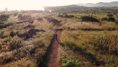 Einsamer-Reisender-In-Malawi,-Afrika-Wildnis,-Näherung-Aus-Der-Luft