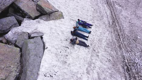 Foto-Superior-De-4-Personas-Acostadas-Sobre-La-Nieve-En-Manali-India