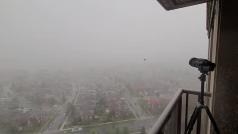 Pedazo-De-Papel-Volando-En-El-Viento-En-Un-Día-De-Niebla