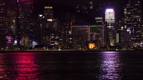 Sinfonía-De-Luces-En-El-Puerto-De-Victoria-En-Hong-Kong-Con-Star-Ferry-En-La-Noche