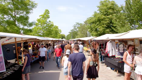 Famoso-Mercado-De-Pulgas-En-Mauerpark-De-Berlín-Con-Muchos-Artistas-En-Verano