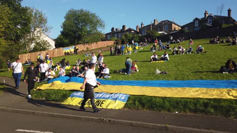 Ukraine-Fans-Vor-Dem-Hampden-Park-Mit-Einem-Pro-ukrainischen-Schild-Und-Der-Nationalflagge