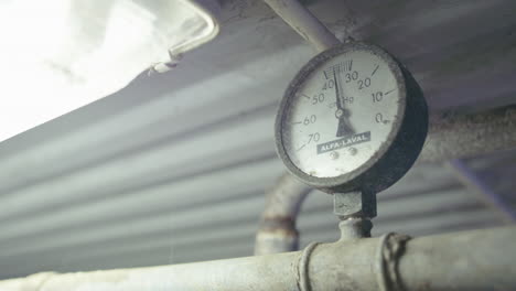 The-vacuum-pressure-gauge-in-the-milk-parlour