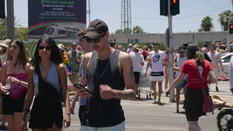 Jóvenes-Cruzando-La-Calle-Y-Saludando-A-La-Cámara-En-El-Desfile-Del-Orgullo-En-Tel-Aviv-El-10-De-Junio-De-2022