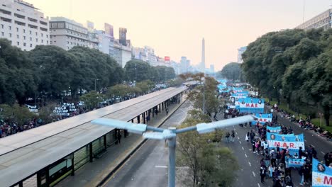 Manifestantes-Con-Enormes-Pancartas-Bloqueando-La-Avenida-9-De-Julio