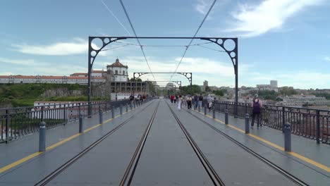 Mitten-Auf-Der-Brücke-Dom-Luís-I-Auf-Straßenbahnschienen-Spazieren-Gehen