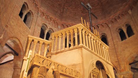 Púlpito-Del-Nicho-Del-Calvario-Y-Cúpula-De-La-Iglesia-Del-Santo-Sepulcro,-Bolonia,-Italia---Tiro-De-ángulo-Bajo