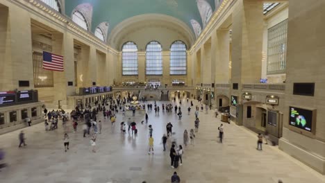 Lapso-De-Tiempo-De-Los-Viajeros-Que-Se-Mueven-Por-El-Vestíbulo-De-La-Gran-Terminal-Central