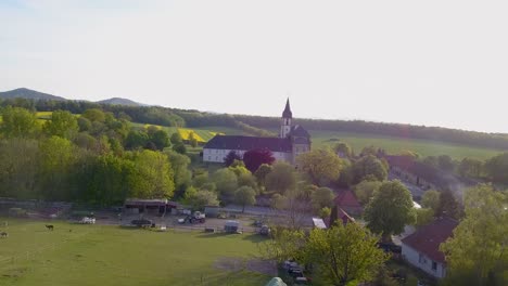 Filmische-Drohnenaufnahmen-Eines-Kleinen-Schlosses-In-Niedersachsen-Bei-Sonnenuntergang