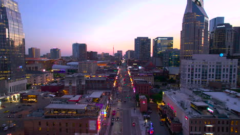 Luftaufnahme-In-Richtung-Der-Broadway-Street,-Bunter-Sommerabend-In-Nashville,-Usa