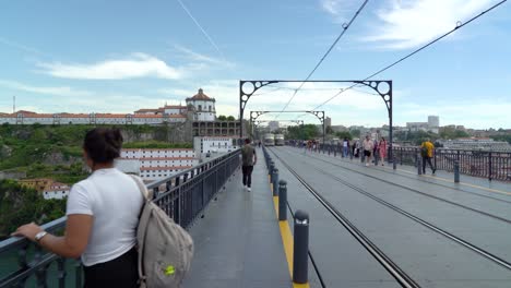 Zwei-Straßenbahnen-überqueren-Sich-Auf-Der-Brücke-Dom-Luís-I