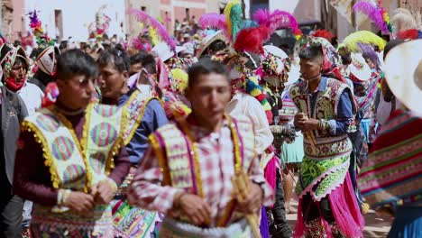 Hermosos-Y-Coloridos-Vestidos-Nativos-Aymara-Y-Quechua-De-Los-Andes-Bailando-En-Un-Primer-Plano-En-El-Festival-Tinku-En-Bolivia-City:-Potossi-Country-Bolivia-Fecha:-11-De-Mayo