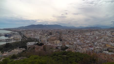 Hoch-über-Dem-Panoramablick-über-Die-Stadt-Malaga-Mit-Den-Bergen-An-Einem-Bewölkten-Tag