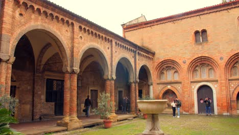 Turistas-En-El-Complejo-Religioso-De-Santo-Stefano-En-Bolonia,-Italia---Plano-General