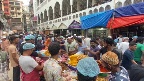 Toma-En-ángulo-Alto-Sobre-Comida-Deliciosa-Vendida-En-Un-Antiguo-Mercado-Tradicional-De-Comida-Callejera-Iftar-En-Dhaka,-Bangladesh