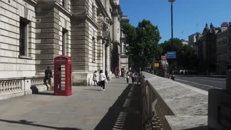 Sonniger-Morgenblick-Außerhalb-Des-Hm-Treasury-Gebäudes-Mit-Der-Ikonischen-Roten-Telefonzelle-In-Westminster