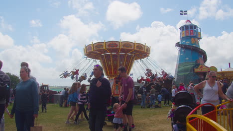 Royal-Cornwall-Show-2022-Messegelände-Mit-Menschen-Und-Karussellfahrten-Von-Kindern,-Die-Einen-Sommertag-In-Cornwall-Genießen
