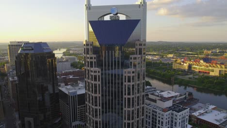 Vista-Aérea-Alrededor-Del-Edificio-At-T-En-El-Centro-De-Nashville,-Tarde-Soleada-En-Estados-Unidos---órbita,-Disparo-De-Drones