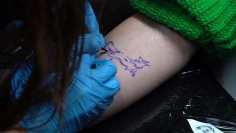 El-Tatuador-Está-Tatuando-Un-Zorro-En-La-Mano-De-Una-Mujer