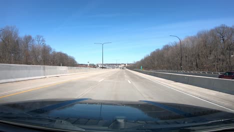 Pov-Mientras-Conduce-Hacia-El-Oeste-Por-La-Interestatal-74-En-Illinois-Hacia-El-Río-Mississippi-Y-El-Puente-Conmemorativo-Iowa-illinois