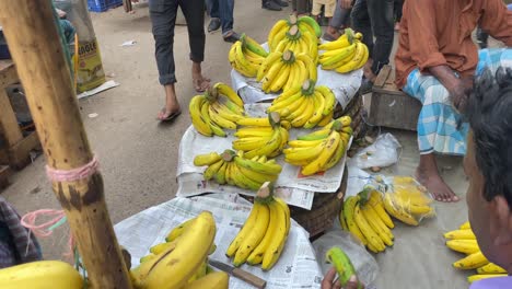 Un-Anciano-Local-Que-Vende-Plátanos-Al-Aire-Libre-En-Un-Ajetreado-Mercado-Callejero