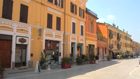 Architektonische-Fassade-Des-Historischen-Stadtzentrums-Tagsüber-In-Cesena,-Norditalien